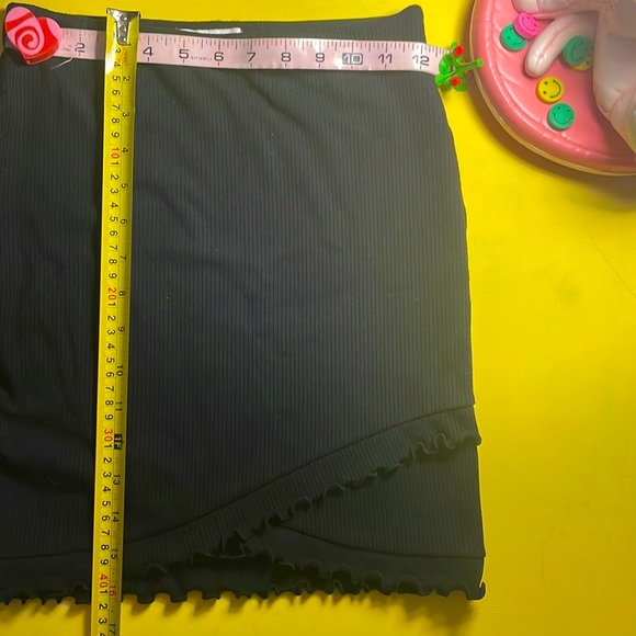 Sunday Best ♥️ black skirt with ruffled hem - Picture 2 of 5